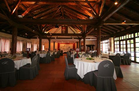 Una espectacular finca con espacios verdes donde disfrutar en familia, salones individuales para eventos y bodas, un precioso hotel rural con spa y una posada. Restaurante El Rancho de la Aldegüela en Torrecaballeros ...