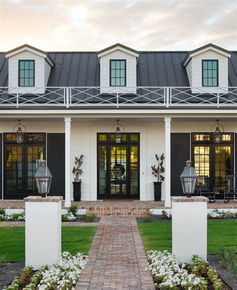 Black And White Southern Porch In 2020 Modern Farmhouse Exterior