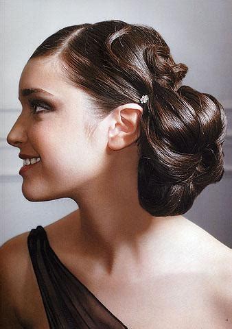 Men and women alike want attractive hair styles that accent their best features. Glam Holiday Hair Styles