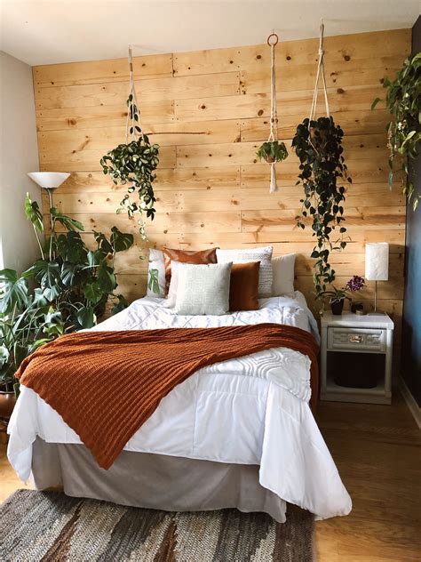 Dream room with climbing plants on ceiling. Bedroom with natural wood accent wall | Cozy small ...