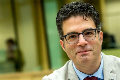 Viroloog Steven Van Gucht gelooft dat we het coronavirus ...