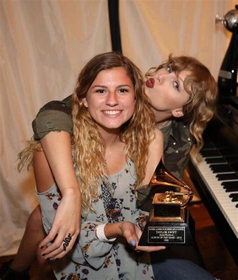 Secret Sessions Taylor Swift Poses With Fans During Lover Secret