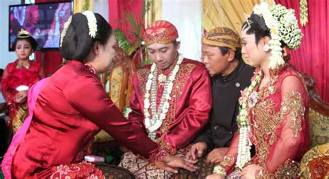 Here is a selection of worksheets in this post aimed to help you understand this tricky sms language. Susunan Acara, Ritual & Makna Prosesi Pernikahan Adat Jawa
