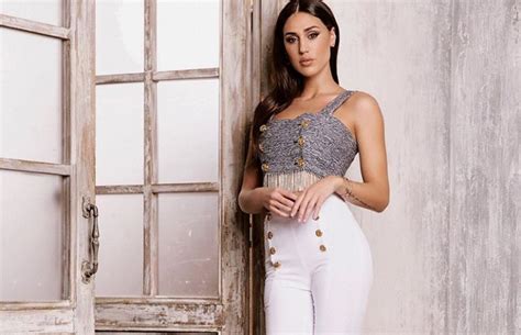 La taille et le poids 2021. Cecilia Rodriguez è ingrassata ma non è incinta: ecco cosa ...