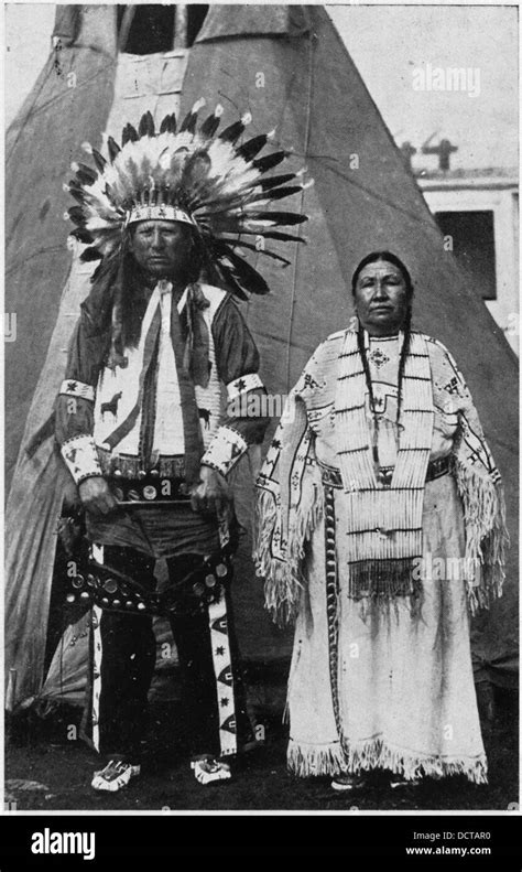 Sioux Indians In Native Dress Fotos E Imágenes De Stock Alamy