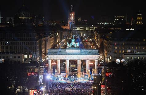 silvester in berlin tausende strömen zu party vor brandenburger tor panorama