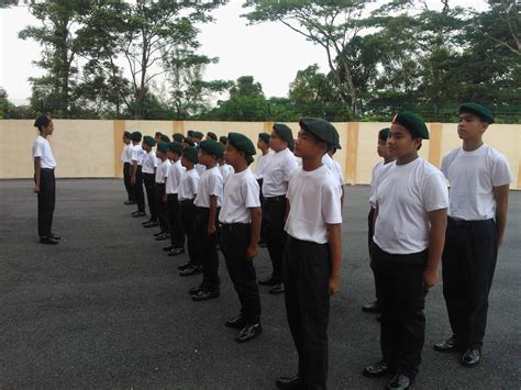 Video ini menunjukkan secara praktikal asas kawad kaki statik tunas kadet remaja sekolah (tkrs). Tunas Kadet Remaja Sekolah - SK Intan Baiduri: Latihan ...