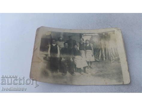 Снимка Двама мъже жени и момче в двора на къщата си Стари снимки Изделия от хартия