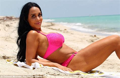 Octomom Nadya Suleman Shows Off Curves In Eye Catching Bikini Daily Mail Online