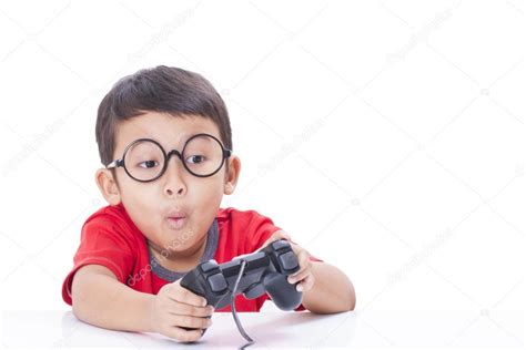 Jugar videojuegos se percibe como una actividad amena, pero, dependiendo de la edad de los niños, algunas reacciones contradicen la noción de diversión. Niño jugando videojuegos con gafas — Foto de stock ...