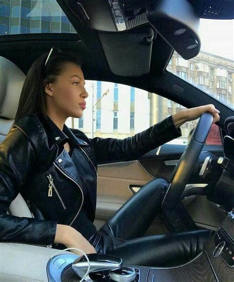 Lederlady Кожаные наряды Мода на кожу Девушка с автомобилем