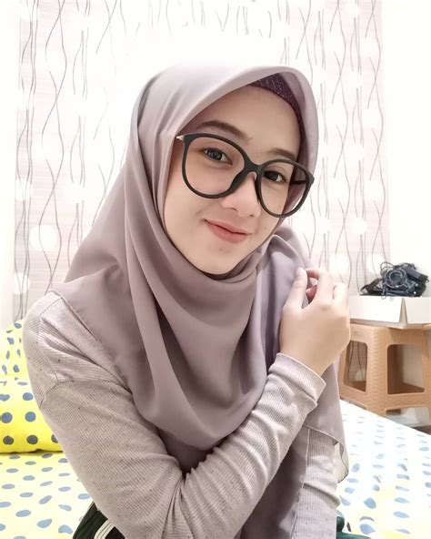 Gaya hijab tidak heboh saat ingin memakai kacamata disarankan kreasi hijab simpel saja. Foto Wanita Hijab Kacamata - Jilbab Voal