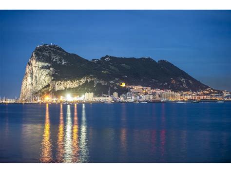 La junta de andalucía ha acordado el cierre de sevilla, la última de las ocho capitales que estaba sin esta medida, y ha elevado a 493 el número total de municipios de la comunidad. Gibraltar relaja un poco más sus restricciones frente al ...