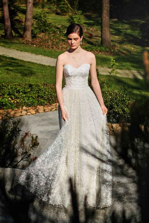 Bist du gern auffällig unterwegs oder stehst du eher auf den zurückhaltenden style? Brautkleid | Brautkleider | Brautmode | Brautmoden Boos