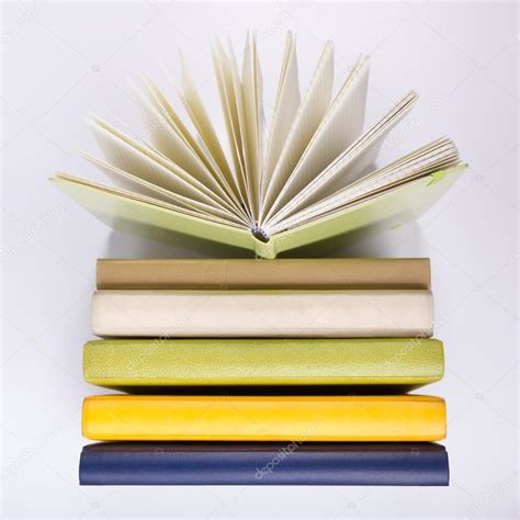 Una Pila De Libros Coloridos Libro Abierto Regreso A La Escuela
