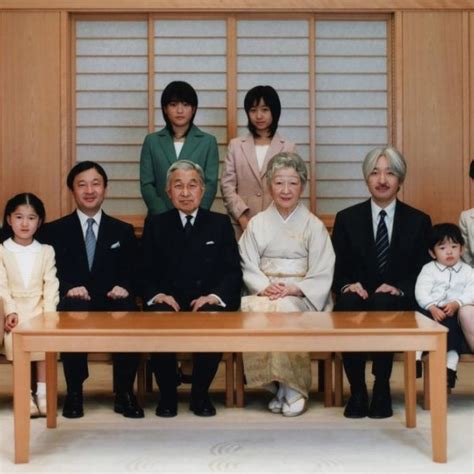 Los Emperadores Akihito Y Michiko De Japón Con Sus Hijos Y Nietos La