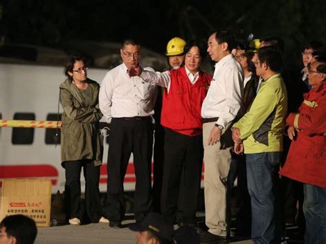 Rescuers struggling to reach crushed carriages. Special task force to probe deadly Puyuma train accident ...