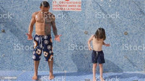 Padre E Hijo Siguiendo Las Reglas Y Dándose Una Ducha Antes De Nadar