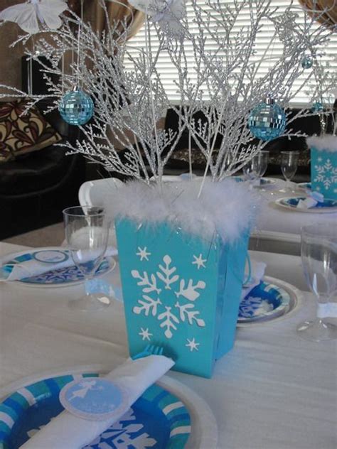 15 Beautiful Christmas Table Decorations You Can Copy Frozen Themed