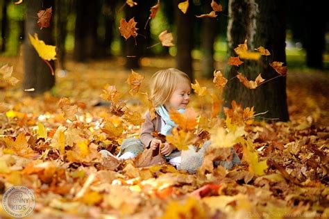 Дети осенью фото. Кружатся падающие осенние листья - Gofunnykids