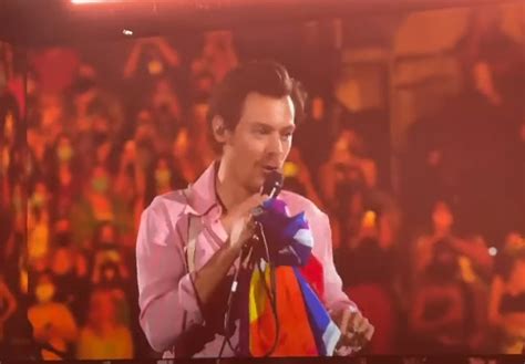 Harry Styles Shouts Out To Wawa During Philadelphia Pa Concert