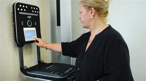 automat  neuen rathaus macht biometrische passbilder derwestende