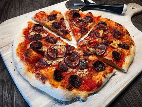 Pizza Salsiccia Rezept Mit Italienischer Wurst Chilirezeptde
