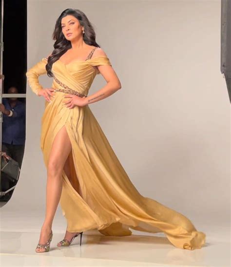 Uff Sushmita Sen Is A Queen In Thigh High Slit Golden Gown In Pics News Zee News