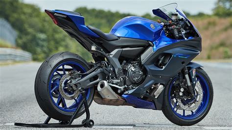 2022 Yamaha Yzf R7 Review Mc Track Youtube