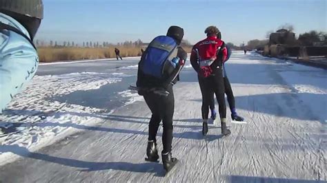 De elfstedentocht is een van de meest legendarische nederlandse sportevenementen doordat deze alleen plaatsvindt wanneer het ijs dik genoeg is om te schaatsen op de prachtige meren. 2012 Elfstedentocht Schaatsen 11 februari - YouTube