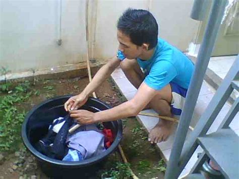 Menggunakan mesin cuci dan pengering. Check It Out !!: Galeri Foto : Pekerjaan Yang Kurang Pantas Dilakukan Pria