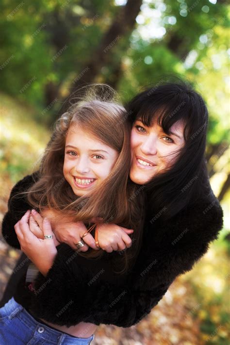 Familia Feliz Madre E Hija En Otoño Parque Foto Premium