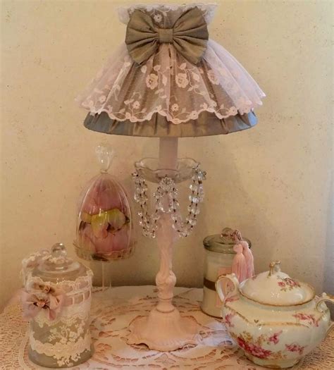 Le style shabby répond à une aspiration de retrouver des intérieurs. ABAT JOUR SHABBY CHIC EN SOIE ET DENTELLE MONTÉ SUR LAMPE EN BRONZE ET SES PAMPILLES ...