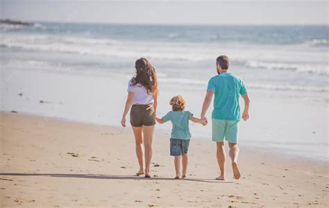 Vista Posterior De La Familia Feliz En La Playa Gente Divirtiéndose En