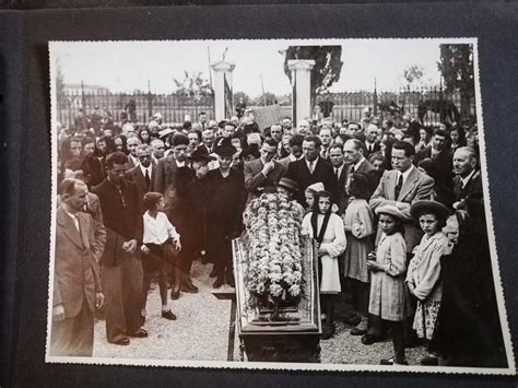 Contextual translation of post mortem into malay. Fotografia post mortem: gli album in memoriam - Fustikale