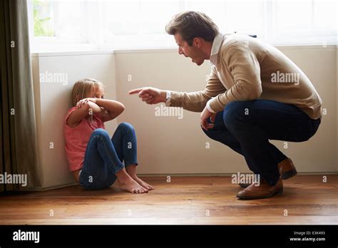 Padre Gritando A Hija Joven Fotografía De Stock Alamy