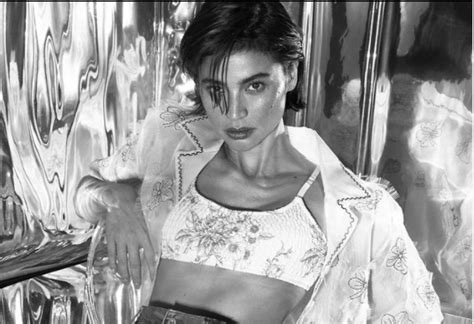 Look Anne Curtis Stuns As First Celebrity Cover Star Of Fashion Magazine Filipino News Network