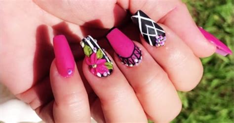 Uñas acrílicas, consejos y reseñas 2020. Uñas acrílicas negras con rosa /decoradas con swarosvki y ...