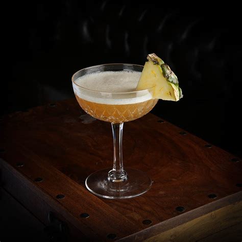 O ramos gin fizz é um drinque do baú de textura extremamente cremosa, mas um coquetel leve e refrescante. Ramos Gin Fizz Cocktail Recipe