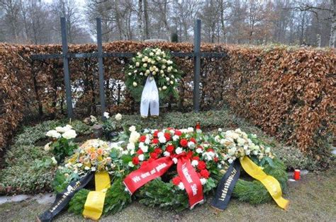 'the real damage is done by those millions who want to 'survive.' the honest men who just want to be left in peace. Inkonsequentes Gedenken an Weiße Rose - PI-NEWS