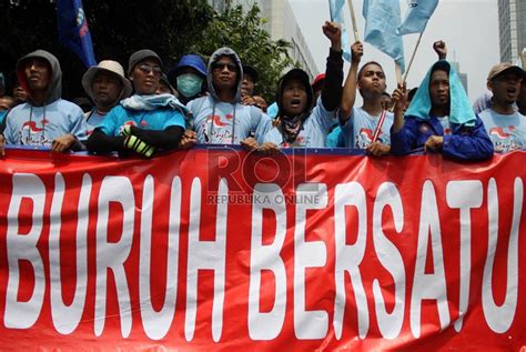 Hari buruh ini adalah sebuah hari libur (di beberapa negara) tahunan yang berawal dari usaha. Ribuan Buruh Turun ke Jalan, Peringati Hari Buruh ...