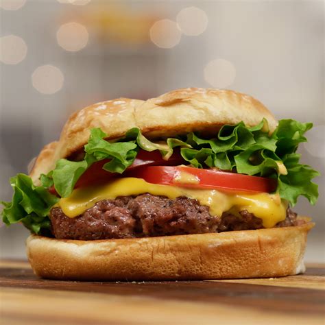 And given that shake shack says that 80/20 is around the right mix for their beef, and factor in the juiciness to the burger, it's just angus ground beef. Shake Shake Burger Recipe | Video | POPSUGAR Food