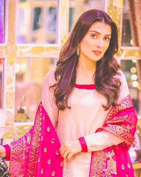 Ayeza Khan's Latest Beautiful Clicks | Reviewit.pk