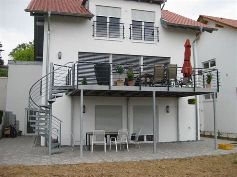Wenn ein balkon erweitert oder zur terrasse umgebaut werde, sei das nicht zwangsläufig mit einer treppe in den garten verbunden. Bildergebnis für großer balkon mit wendeltreppe | Treppe ...