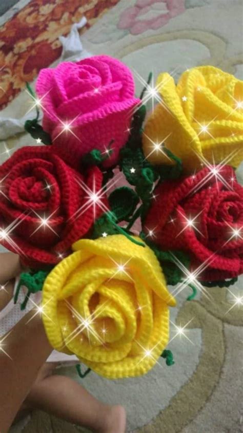 Di banding bunga hias asli, bunga dari sedotan ini jelas lebih awet dan tahan lama tentunya. Gubahan Barang Terbuang | Desainrumahid.com