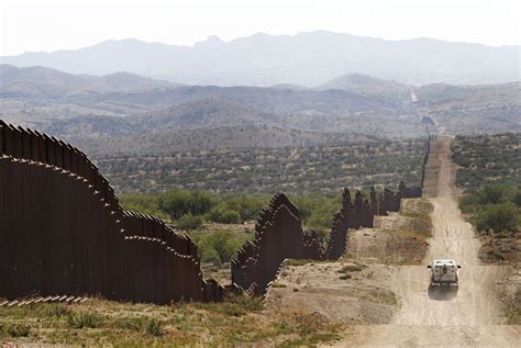 Muro Fronterizo Entre Ee Uu Y México En El Desierto De Sonora