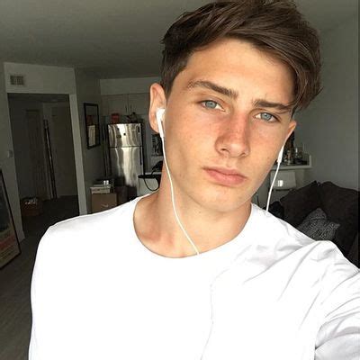 A 9 ans, on est plus tout à fait un tout petit garçon ou une toute petite fille mais pas encore un adolescent. Adolescent Yeux Bleu Beau Garcon De 12 Ans