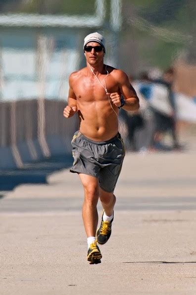 Matthew Mcconaughey Fa Jogging A Torso Nudo Sulla Spiaggia Movieplayer It