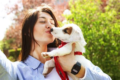 Een Kus Van Een Leuk Huisdierenpuppy Stock Foto