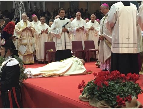 Nato a latina nel 1950 pennacchi era stato operaio all'alcatel cavi. Oltre duemila fedeli per l'ordinazione episcopale di ...